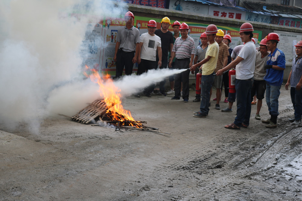 福建易順建筑工程有限公司“東升商城”工程2017年度《安全生產月》消防、救援應急演練