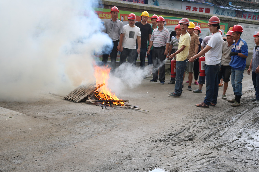 福建易順建筑工程有限公司“東升商城”工程2017年度《安全生產月》消防、救援應急演練