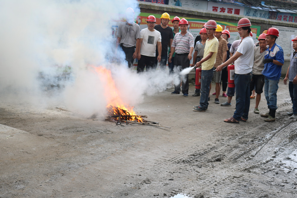 福建易順建筑工程有限公司“東升商城”工程2017年度《安全生產月》消防、救援應急演練
