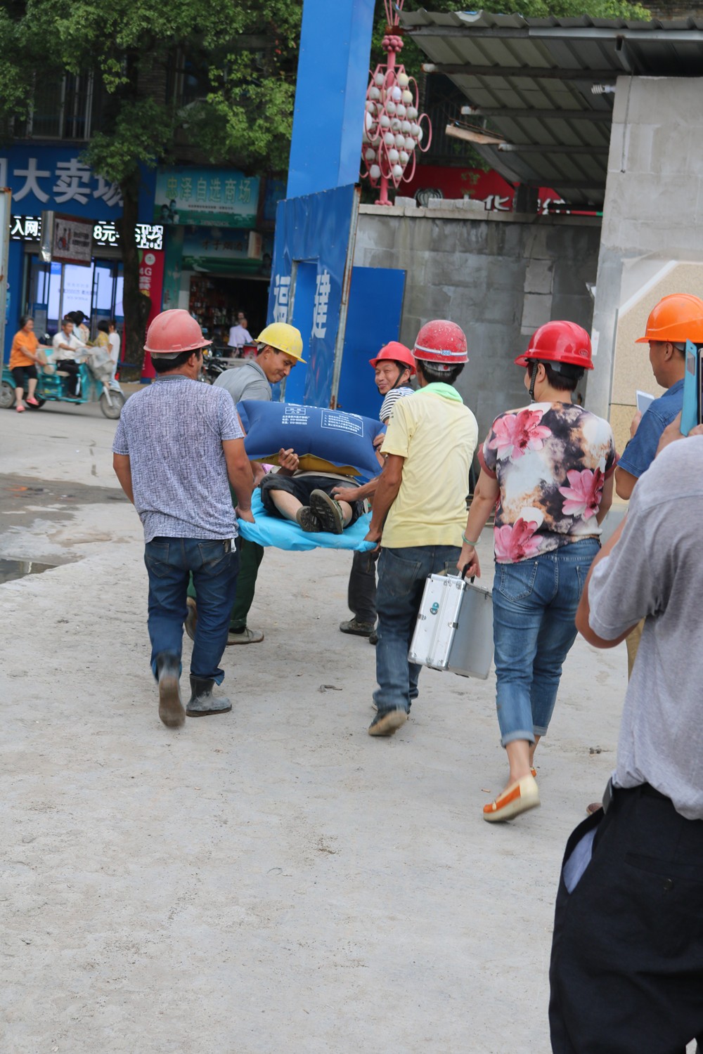 福建易順建筑工程有限公司“東升商城”工程2017年度《安全生產月》消防、救援應急演練