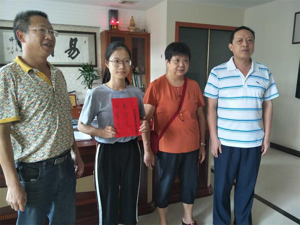 福建易順建筑工程有限公司2017年第一屆：“金秋助學(xué)，學(xué)子圓夢，誠信你我，感恩社會”